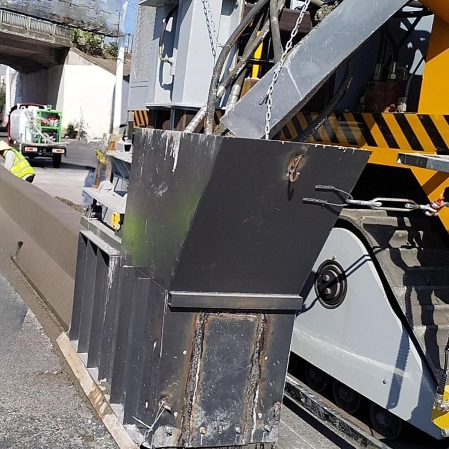 high precision concrete curb machine,concrete curb slipform paver pros cons,should I buy a concrete curb machine,best continuous curb pouring machine,concrete curb machine vs alternative methods,concrete curb machine worth buying performance testing and real-world results